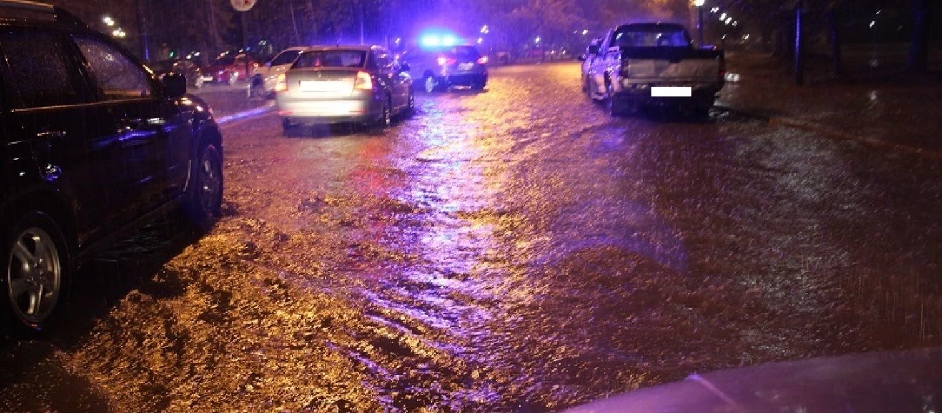 Πλημμύρισε παράδρομος στη λεωφόρο Αθηνών: Διεκόπη η κυκλοφορία